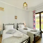 Evaggelia With Private Pool By Dadovillas *